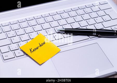 Das Foto zeigt eine Notiz mit dem Text Know how auf einem Notebook-Computer Stockfoto