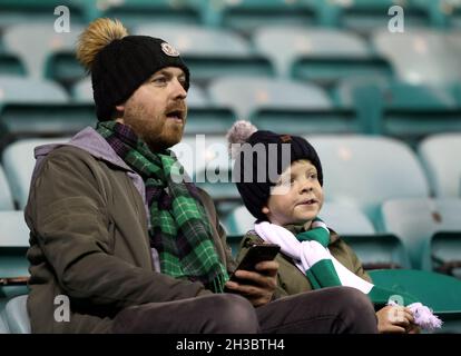 Hibernian-Fans in den Tribünen vor dem Cinch Premiership-Spiel in der Easter Road, Edinburgh. Bilddatum: Mittwoch, 27. Oktober 2021. Stockfoto