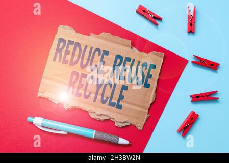 Textzeichen mit der Anzeige Reduce Reuse Recycle. Geschäftsidee umweltverantwortliches Konsumverhalten Einfache selbstgemachte Crafting-Ideen und -Designs Stockfoto