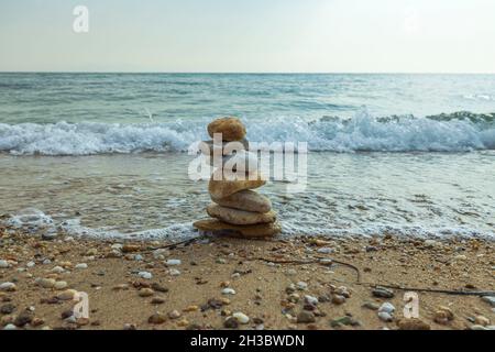 Wunderschöne Aussicht auf Wellen, die auf die Zusammensetzung der Steine auflaufen. Griechenland. Stockfoto