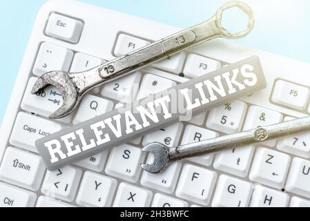 Konzeptionelle Anzeige relevanter Links. Wort, das auf wichtigen Websites für ein bestimmtes Thema geschrieben wurde, mit Funktionsbeschreibungen für das Typing-Programm Stockfoto