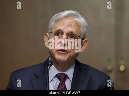 Washington, Vereinigte Staaten. Oktober 2021. Der Generalanwalt der Vereinigten Staaten, Merrick Garland, bezeugte am Mittwoch, den 27. Oktober 2021, vor einer Anhörung des Justizausschusses des Senats, bei der das Justizministerium auf dem Capitol Hill in Washington, DC untersucht wird. Quelle: Tasos Katopodis/Pool via CNP/dpa/Alamy Live News Stockfoto