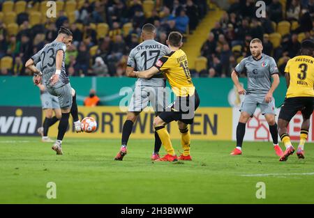 Dresden, Deutschland. Oktober 2021. Fußball: DFB-Pokal, 2. Runde, Dynamo Dresden - FC St. Pauli im Rudolf-Harbig-Stadion. Pauli's Leart Paqarada (l) erhält 0:1. Kredit: Jan Woitas/dpa-Zentralbild/dpa - WICHTIGER HINWEIS: Gemäß den Bestimmungen der DFL Deutsche Fußball Liga und/oder des DFB Deutscher Fußball-Bund ist es untersagt, im Stadion und/oder vom Spiel aufgenommene Fotos in Form von Sequenzbildern und/oder videoähnlichen Fotoserien zu verwenden oder zu verwenden./dpa/Alamy Live News Stockfoto