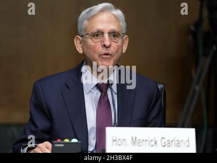 Washington, Vereinigte Staaten. Oktober 2021. Der Generalanwalt der Vereinigten Staaten, Merrick Garland, bezeugte am Mittwoch, den 27. Oktober 2021, vor einer Anhörung des Justizausschusses des Senats, bei der das Justizministerium auf dem Capitol Hill in Washington, DC untersucht wird. Quelle: Tasos Katopodis/Pool via CNP/dpa/Alamy Live News Stockfoto