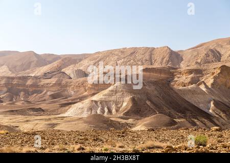 Felsige und staubige Berge im Naturschutzgebiet Midbar Yehuda in der Wüste Judäa. Kleiner Krater zum Highway #90 und Golani Trail. Stockfoto