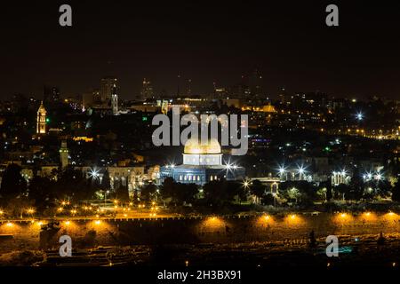 Kuppel der Felsmoschee in Jerusalem bei Nacht. Nachtansicht vom Olive Mountain. Stadtbild der Altstadt von Jerusalem am Abend. Stockfoto