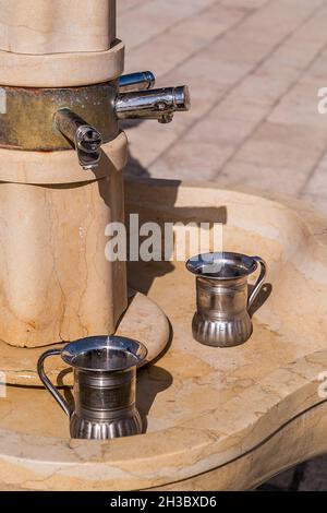 Kraniche mit Wasser und einem speziellen Ritualbecher, natla für das Händewaschen. Waschstationen auf dem Platz von Jerusalem, Israel. Waschbrunnen. Stockfoto