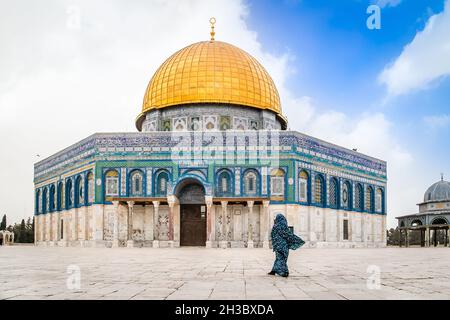 Der Felsendom und eine Moschee in der Altstadt von Jerusalem mit einer jungen arabischen Frau, Israel, die vor dem Haus vorbeikam. Kippat Ha Sela in Jerusalem. Stockfoto