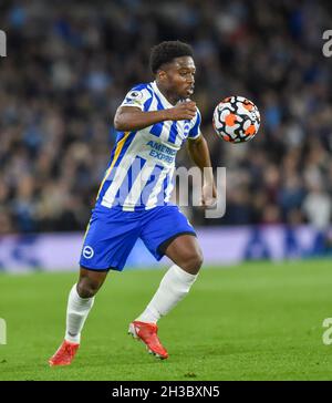 Tariq Lamptey von Brighton während des Premier League-Spiels zwischen Brighton und Hove Albion und Manchester City im American Express Community Stadium , Brighton , Großbritannien - 23. Oktober 2021 Photo Simon Dack/Tele Images. Nur redaktionelle Verwendung. Kein Merchandising. Für Fußballbilder gelten Einschränkungen für FA und Premier League. Keine Nutzung von Internet/Mobilgeräten ohne FAPL-Lizenz. Weitere Informationen erhalten Sie von Football Dataco Stockfoto