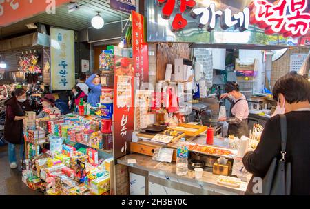 Gwangjang Markt, 25. Okt 2021 : Gwangjang Markt in Seoul, Südkorea. Der Markt wurde Anfang des 20. Jahrhunderts eröffnet und beherbergt viele Bekleidungs- und Lebensmittelstände. Touristen und Einheimische genießen traditionelle koreanische Küche wie Mayak Gimbap, Bindae-tteok oder Nokdu-jeon (Mung Bean Pancake), Tteok-Bokki (gebratener Reiskuchen) und Eomuk (Fischkuchen). Kredit: Lee Jae-won/AFLO/Alamy Live Nachrichten Stockfoto