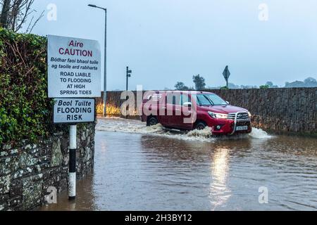 Clonakilty, West Cork, Irland. Oktober 2021. Nach einem Tag starken, sintflutartigen Regens überfluteten die Straßen am N71-Kreisverkehr in Clonakilty heute Abend. Autos verhandelten langsam das Hochwasser, bis ein Team von Arbeitern kam, um zu versuchen, das Wasser abzuleiten. Quelle: AG News/Alamy Live News Stockfoto