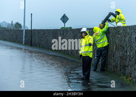 Clonakilty, West Cork, Irland. Oktober 2021. Nach einem Tag starken, sintflutartigen Regens überfluteten die Straßen am N71-Kreisverkehr in Clonakilty heute Abend. Autos verhandelten langsam das Hochwasser, bis ein Team von Arbeitern kam, um zu versuchen, das Wasser abzuleiten. Quelle: AG News/Alamy Live News Stockfoto