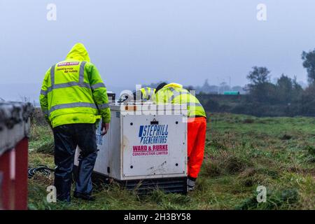 Clonakilty, West Cork, Irland. Oktober 2021. Nach einem Tag starken, sintflutartigen Regens überfluteten die Straßen am N71-Kreisverkehr in Clonakilty heute Abend. Autos verhandelten langsam das Hochwasser, bis ein Team von Arbeitern kam, um zu versuchen, das Wasser abzuleiten. Quelle: AG News/Alamy Live News Stockfoto