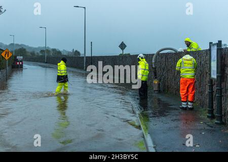 Clonakilty, West Cork, Irland. Oktober 2021. Nach einem Tag starken, sintflutartigen Regens überfluteten die Straßen am N71-Kreisverkehr in Clonakilty heute Abend. Autos verhandelten langsam das Hochwasser, bis ein Team von Arbeitern kam, um zu versuchen, das Wasser abzuleiten. Quelle: AG News/Alamy Live News Stockfoto