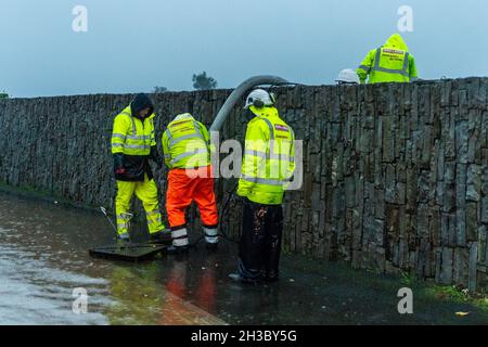 Clonakilty, West Cork, Irland. Oktober 2021. Nach einem Tag starken, sintflutartigen Regens überfluteten die Straßen am N71-Kreisverkehr in Clonakilty heute Abend. Autos verhandelten langsam das Hochwasser, bis ein Team von Arbeitern kam, um zu versuchen, das Wasser abzuleiten. Quelle: AG News/Alamy Live News Stockfoto