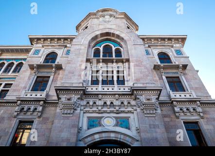 Istanbul Türkei. Das Äußere des PTT Grand Post Office. Entworfen von Vedat Tek. Klassische spätosmanische Architektur. , gebaut in 1905 und Serv Stockfoto