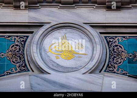 Istanbul Türkei. Das Äußere des PTT Grand Post Office. Entworfen von Vedat Tek. Klassische spätosmanische Architektur. , gebaut in 1905 und Serv Stockfoto