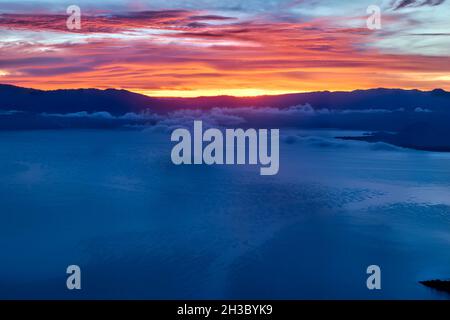 Sonnenaufgang und Wolken über dem Atitlan-See, Lago Atitlan, Guatemala Stockfoto