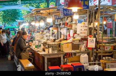 Gwangjang Markt, 25. Okt 2021 : Gwangjang Markt in Seoul, Südkorea. Der Markt wurde Anfang des 20. Jahrhunderts eröffnet und beherbergt viele Bekleidungs- und Lebensmittelstände. Touristen und Einheimische genießen traditionelle koreanische Küche wie Mayak Gimbap, Bindae-tteok oder Nokdu-jeon (Mung Bean Pancake), Tteok-Bokki (gebratener Reiskuchen) und Eomuk (Fischkuchen). Kredit: Lee Jae-won/AFLO/Alamy Live Nachrichten Stockfoto