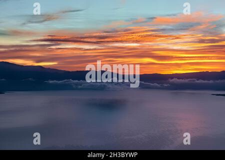 Sonnenaufgang und Wolken über dem Atitlan-See, Lago Atitlan, Guatemala Stockfoto