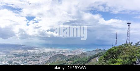 Der Panoramablick vom Gipfel des Monte Erice auf die Stadt Trapani in Sizilien, Italien, und die Mittelmeerküste. Stockfoto