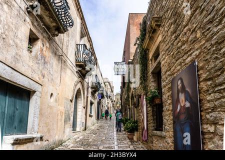 Die engen Kopfsteinpflasterstraßen von Erice in Sizilien, Italien. Stockfoto