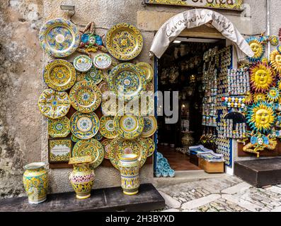 Ein Keramikgeschäft, eines der vielen kleinen Geschäfte in den engen Gassen von Erice, Sizilien, Italien. Stockfoto