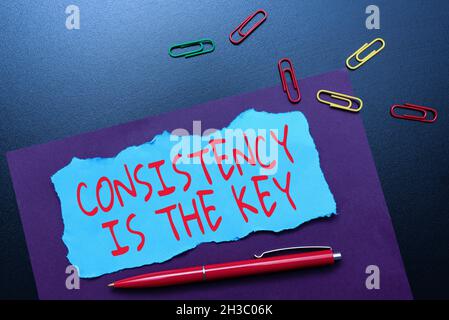 Das Zeichen, das Konsistenz anzeigt, ist der Schlüssel. Business Showcase durch das Brechen schlechter Gewohnheiten und das Formen guter Gewohnheiten Denken Neue helle Ideen erneuern Kreativität Stockfoto
