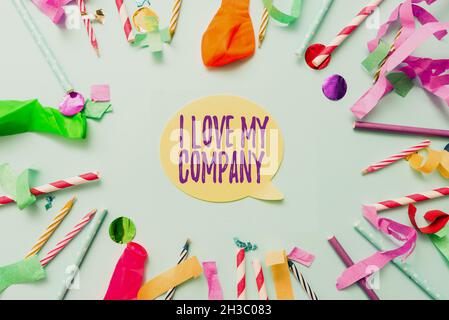 Textunterschrift mit I Love My Company. Wort geschrieben auf sagen, warum ihre Arbeit und Arbeitsplatz bewundern bunte Party Sammlungen auffällige Feier Zeug Stockfoto