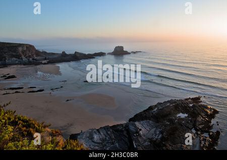 Zambujeira do Mar Strand bei Sonnenuntergang in Alentejo, Portugal Stockfoto