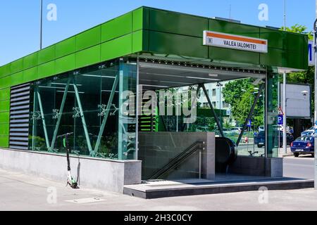 Bukarest, Rumänien - 11. Mai 2021: Haupteingang zur U-Bahn-Station Valea Ialomitei in Dr Taberei oder Drumul Taberei Stockfoto