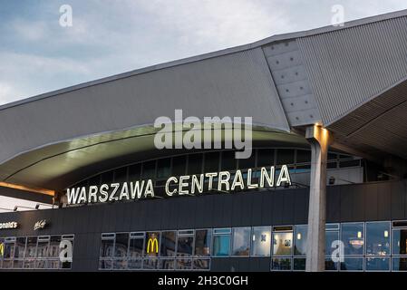 Warschau, Polen - 2. September 2018: Fassade des Warszawa Centralna oder Warsaw Central, Bahnhof in Warschau, Polen Stockfoto