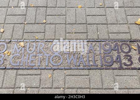 Warschau, Polen - 2. September 2018: Gedenktafel am Umschlagplatz des Warschauer Ghettos in Polen Stockfoto