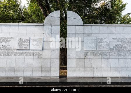 Warschau, Polen - 2. September 2018: Gedenktafeln und jüdische Vornamen auf dem Umschlagplatz-Denkmal des Warschauer Ghettos in Polen Stockfoto