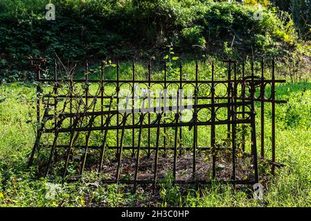 Warschau, Polen - 2. September 2018: Gräber und Mausoleen auf dem jüdischen Friedhof Okopowa oder Cmentarz Zydowski in Warschau, Polen Stockfoto