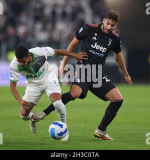 Turin, Italien, 27. Oktober 2021. Rogerio von US Sassuolo wird während des Spiels der Serie A im Allianz Stadium in Turin von Manuel Locatelli von Juventus gefoult. Bildnachweis sollte lauten: Jonathan Moscrop / Sportimage Stockfoto