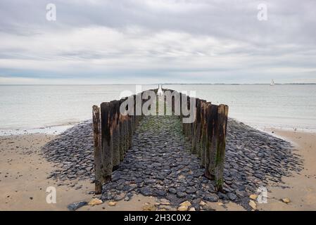 Malerischer Blick auf einen Pier mit Holzpfosten an der Nordseeküste Stockfoto