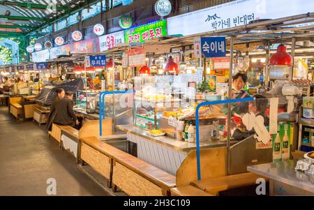 Gwangjang Markt, 25. Okt 2021 : Gwangjang Markt in Seoul, Südkorea. Der Markt wurde Anfang des 20. Jahrhunderts eröffnet und beherbergt viele Bekleidungs- und Lebensmittelstände. Touristen und Einheimische genießen traditionelle koreanische Küche wie Mayak Gimbap, Bindae-tteok oder Nokdu-jeon (Mung Bean Pancake), Tteok-Bokki (gebratener Reiskuchen) und Eomuk (Fischkuchen). Kredit: Lee Jae-won/AFLO/Alamy Live Nachrichten Stockfoto