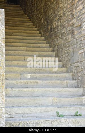 Vertikale Aufnahme von Steintreppen, die nach oben gehen Stockfoto