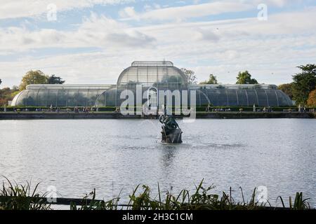 Frontansicht des Palmhauses im Kew Garden im Oktober 2021. Stockfoto