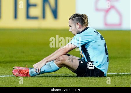 Mannheim, Deutschland. Oktober 2021. Fußball: DFB-Pokal, SV Waldhof Mannheim - 1. FC Union Berlin, 2. Runde, Carl-Benz Stadion. Der Mannheimer Adrien Lebeau sitzt auf dem Spielfeld. Quelle: Uwe Anspach/dpa - WICHTIGER HINWEIS: Gemäß den Bestimmungen der DFL Deutsche Fußball Liga und/oder des DFB Deutscher Fußball-Bund ist es untersagt, im Stadion und/oder vom Spiel aufgenommene Fotos in Form von Sequenzbildern und/oder videoähnlichen Fotoserien zu verwenden oder zu verwenden./dpa/Alamy Live News Stockfoto