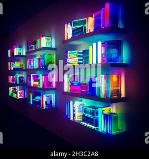 SYDNEY, AUSTRALIEN - 16. Sep 2021: Ein farbenfrohes Neon Bücherregal-Kunstwerk von Aran Kang im Museum of Contemporary Art in Sydney, Australien Stockfoto