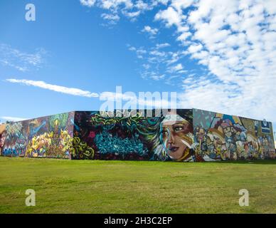 SYDNEY, AUSTRALIEN - 16. Sep 2021: A Grafitti Artist Spraypaints Wall in Sydney Uni's Public Grafitti Tunnel, Sydney, Australien Stockfoto