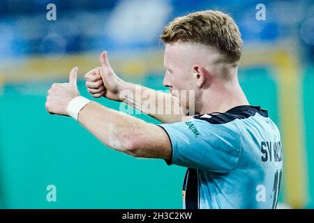 Mannheim, Deutschland. Oktober 2021. Fußball: DFB-Pokal, SV Waldhof Mannheim - 1. FC Union Berlin, 2. Runde, Carl-Benz Stadion. Mannheims Dominik Martinovic Gesten. Quelle: Uwe Anspach/dpa - WICHTIGER HINWEIS: Gemäß den Bestimmungen der DFL Deutsche Fußball Liga und/oder des DFB Deutscher Fußball-Bund ist es untersagt, im Stadion und/oder vom Spiel aufgenommene Fotos in Form von Sequenzbildern und/oder videoähnlichen Fotoserien zu verwenden oder zu verwenden./dpa/Alamy Live News Stockfoto