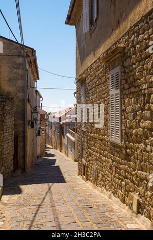 Häuser in einer ruhigen Wohnstraße im historischen mittelalterlichen Zentrum der Stadt Krk auf der Insel Krk in der Gespanschaft Primorje-Gorski Kotar im Westen Kroatiens Stockfoto