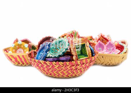 Mehrfarbige Öllampen, Bekannt Als Diya, Deep, Diyo Oder Deepam In Bamboo Basket. Es Wird Von Hindu, Sikh, Buddhist Und Jain Bei Religiösen Festivals Verwendet Stockfoto