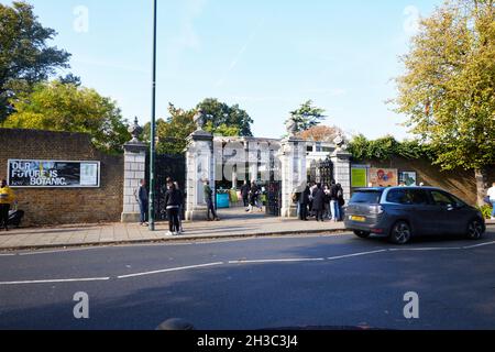 Außenansicht der Victoria Gate kew Gardens im Herbst 2021. Stockfoto