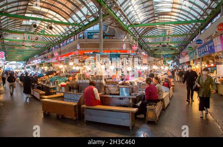 Gwangjang Markt, 25. Okt 2021 : Gwangjang Markt in Seoul, Südkorea. Der Markt wurde Anfang des 20. Jahrhunderts eröffnet und beherbergt viele Bekleidungs- und Lebensmittelstände. Touristen und Einheimische genießen traditionelle koreanische Küche wie Mayak Gimbap, Bindae-tteok oder Nokdu-jeon (Mung Bean Pancake), Tteok-Bokki (gebratener Reiskuchen) und Eomuk (Fischkuchen). Kredit: Lee Jae-won/AFLO/Alamy Live Nachrichten Stockfoto