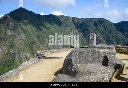 Der Intihuatana-Stein ist ein ritueller Stein, der während der Wintersonnenwende mit der Sonne ausgerichtet ist. Machu Picchu, Cuzco, Peru. Stockfoto