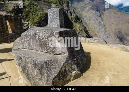 Der Intihuatana-Stein ist ein ritueller Stein, der während der Wintersonnenwende mit der Sonne ausgerichtet ist. Machu Picchu, Cuzco, Peru. Stockfoto